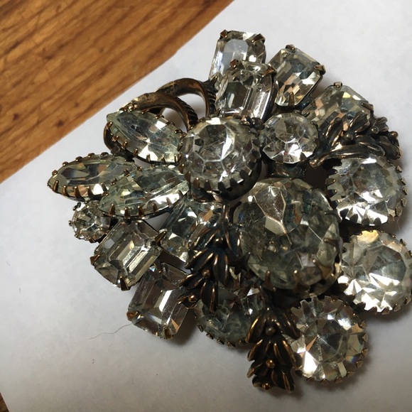 Vintage mixed size multi rhinestone brooch/pin - Picture 4 of 7